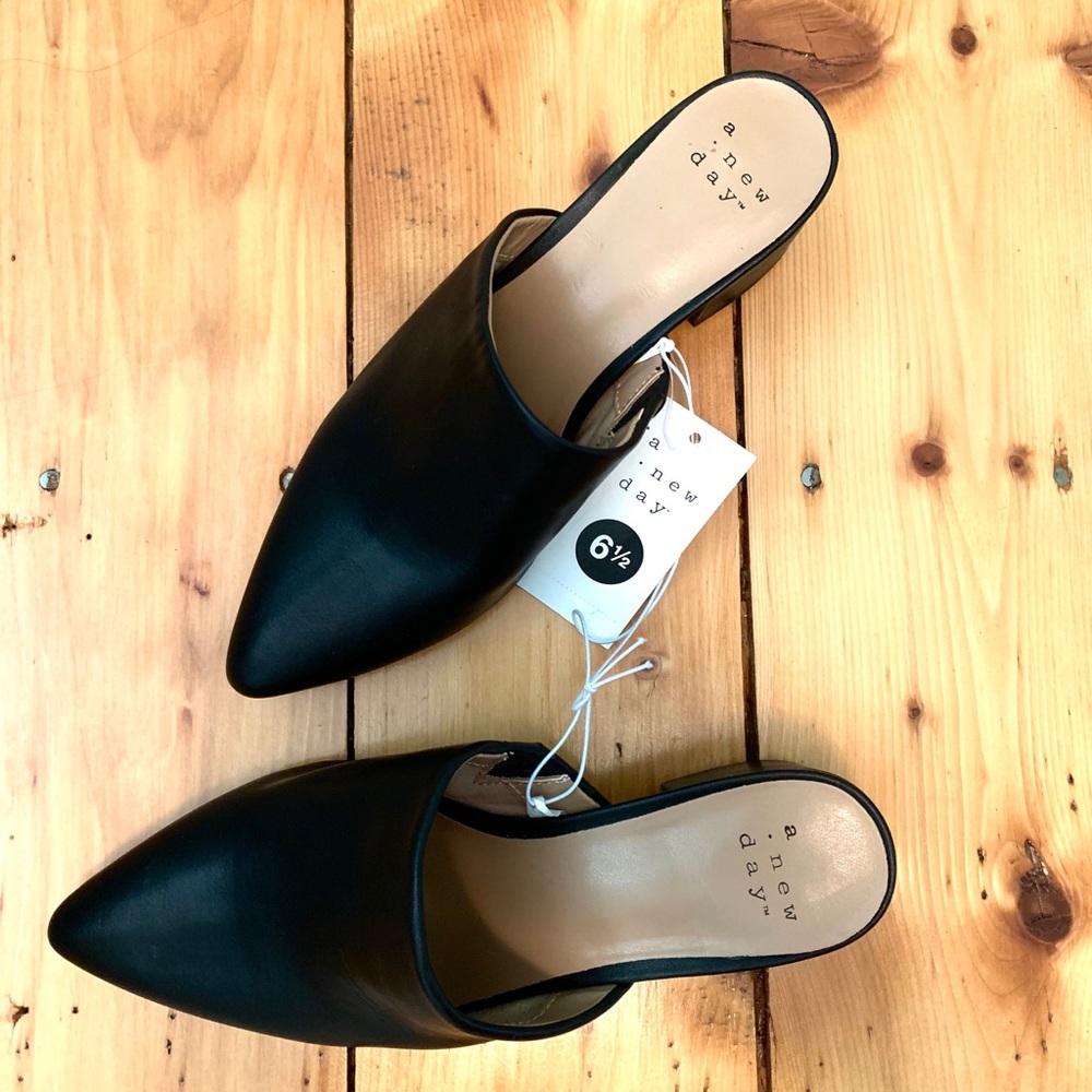 UNIVERSAL THREAD NWT black leather mules
